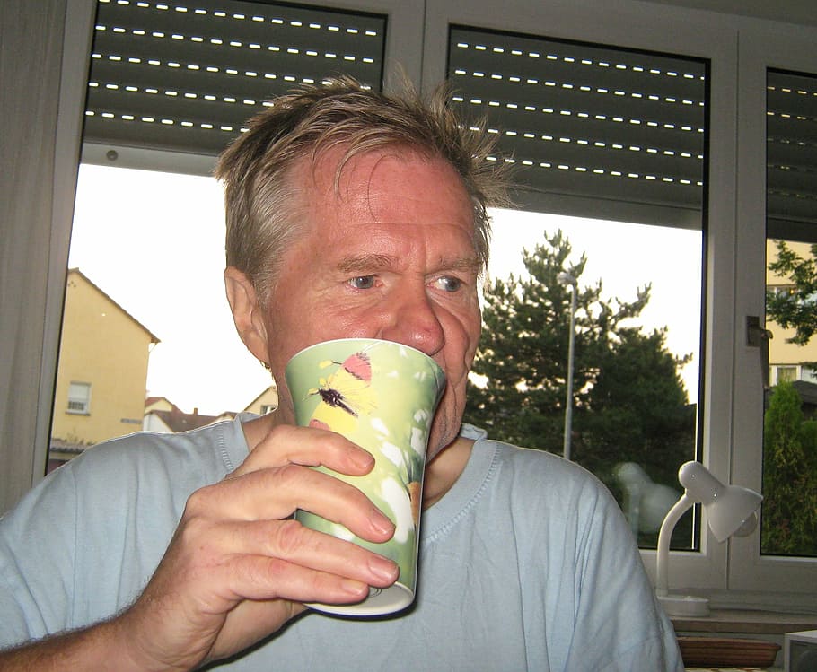 home, cara, esmorzar, tassa, cafè, beure, sorprès, finestra, sobresortint, samarreta, vista, homes, ètnia caucàsica, una persona, adult, a l'interior, gent, retrat, tirada al cap, menjar i beguda, vista frontal, estils de vida, celebració, mirant la càmera, persones reals, mascles, refresc, roba casual, menjar, adult madur, homes madurs, vidre, rostre humà, 1080P