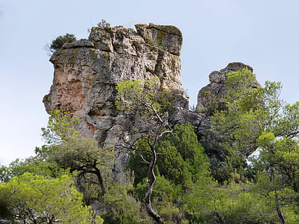 stein, fjell, himmel, furu, tre, anlegg, natur, historie, fast, klar himmel, lav vinkel visning, dag, arkitektur, ingen folk, fortiden, rock-objekt, bergformasjon, reisemål, eldgammel, utendørs, reise, vekst, antikk sivilisasjon, ødelagt, arkeologi, 4K, CC0, offentlig domene, opphavsrett gratis