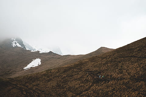 toprak, kapalı, tepeler, gün, kahverengi, dağlar, sisli, gündüz, gitti ama unutmadım, dağ, doğa, kar, scenics, peyzaj, dağ silsilesi, açık havada, dağ zirvesi, gökyüzü, aşırı arazi, kış, insansız, Tepe, çöl, çevre, manzaralar - doğa, macera, doğada güzellik, aktivite, soğuk hava, boş zaman etkinliği, seyahat, kentsel olmayan sahne, Tırmanmak, arazi, yürüyüş, 4K, CC0, kamu malı, telif ücretsiz