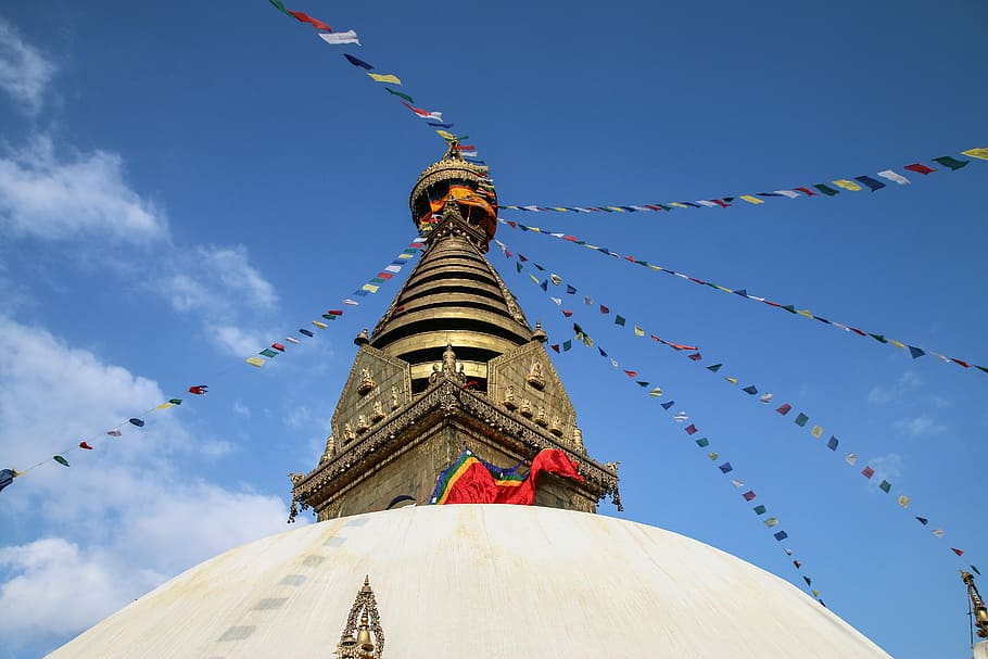 estupa budista, boudhanath, vall de Katmandú, concret, museu, blau, cel, temple, edifici, sostre, bandera, vent, religió, espiritualitat, creença, arquitectura, lloc de culte, vista d’angle baix, exterior de l'edifici, estructura construïda, decoració, destinacions de viatge, bunting, naturalesa, cap gent, a l'aire lliure, fletxa, 5K