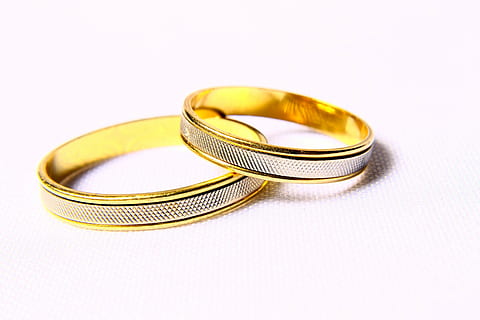 divi, apaļas zelta krāsas monētas, alianses, bodas, sudraba kāzas, saistības, savienība, laulība, zelts, rotaslietas, gredzens, kāzas, mīlestība, precējies, Saderināšanās gredzens, zelta krāsa, laulības gredzens, notikumu, svinības, balts fons, emocijas, divi objekti, pozitīvas emocijas, kopīgums, bagātību, pāris - attiecības, dzīves notikumiem, izgriezt, studija, iepazīšanās, 4K, CC0, publiskais domēns, bez atlīdzības