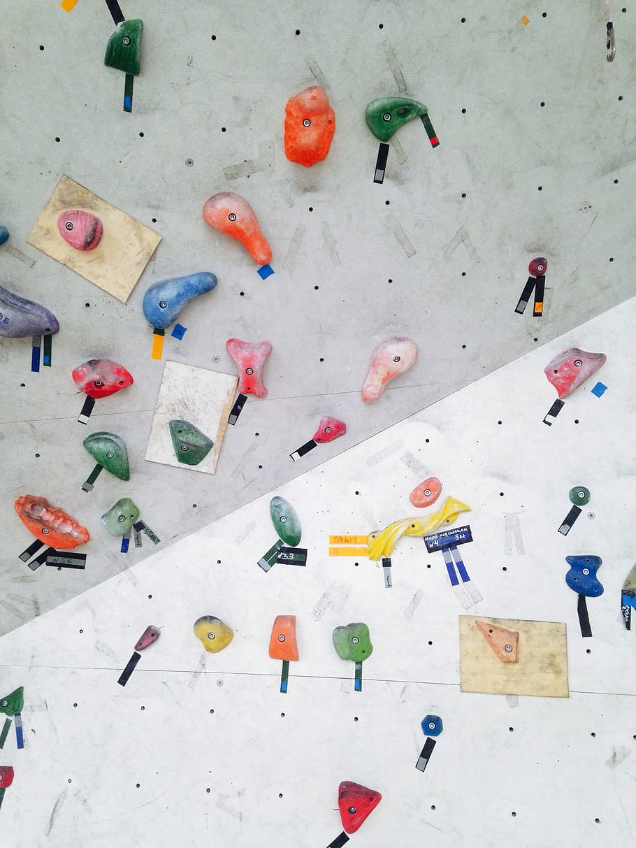 paret, escalada, interior, lot de cinta mètrica i de tipus assortit, rock, textura, escalar, equipament, multicolor, paret d'escalada, funció de construcció de parets, Esports extrems, a l'interior, gran grup d'objectes, cap gent, aventura, elecció, desafiament, variació, esport, vista d’angle alt, activitat d'oci, dia, activitat, natura morta, escalada en roca, 2K