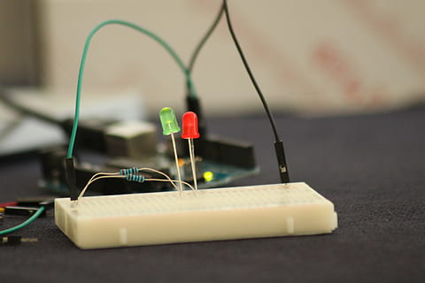 rosso, blu, guidato, bulbi, luce, verde, cavo, fili, meccanico, resistore, tecnologia, tagliere, avvicinamento, nessuno, in casa, giorno, concentrarsi sulle conoscenze acquisite, connessione, comunicazione, messa a fuoco selettiva, elettricità, girato in studio, natura morta, assenza, spina di connessione di rete, musica, cavo del computer, arte e artigianato, sdraiarsi, materiale elettrico, 4K, CC0, dominio pubblico, privo di copyright