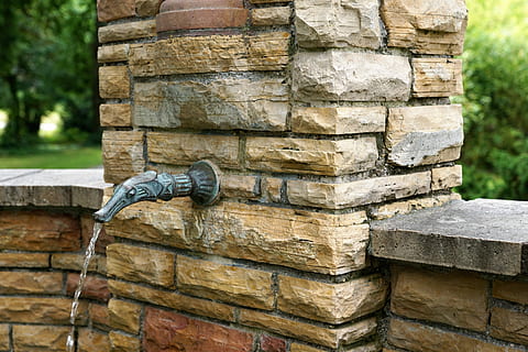 Stein, alt, Wand, Backstein, Holz, Ausdruck, die Architektur, Rock, Antike, Baum, Hintergrund, Gebäude, Wald, draußen, Natur, Muster, Struktur, Beton, Granit, Tuttlingen, Friedhof, Wasser, Getränk, Durst, Klarheit, Krematorium, Sehenswürdigkeiten, Europa, Deutschland, sich ausruhen, Meditation, Entspannung, Kunst, Kultur, keine Leute, Tag, Wandbau - Funktion, Steinwand, Nahansicht, Fokus auf den Vordergrund, Geschichte, die Vergangenheit, gebaute Struktur, solide, stein material, uralt, Ziegelwand, alte Zivilisation, 5K, CC0, gemeinfrei, lizenzfrei