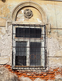 vecchia finestra, inferriate delle finestre, finestra, vecchio, griglia, grattugiare, facciata, finestra sbarrata, metallo, ferro battuto, parete, pietra, griglia di acciaio, hauswand, ornamento, verschnörkelt, castello, architettura, struttura costruita, esterno dell'edificio, costruzione, nessuno, arco, giorno, caratteristica della parete, Entrata, porta, chiuso, intemperie, abbandonato, Casa, Inquadratura dal basso, all'aperto, sicurezza, murale, 2K, CC0, dominio pubblico, privo di copyright