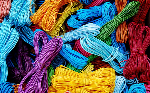 Nahaufnahmefoto, Seillos in verschiedenen Farben, Schnüre, Packthread, Streicher, Farben, Seil, Ballaststoff, Schnur, mehrfarbig, Vollbild, Variation, Hintergründe, Textil-, Wahl, große gruppe von gegenständen, keine Leute, Faden, Nahansicht, Fülle, High Angle View, Blau, wolle, Wollknäuel, lila, Verkauf, rot, Muster, Komplexität, türkisfarben, verheddert, 1080P, CC0, gemeinfrei, lizenzfrei