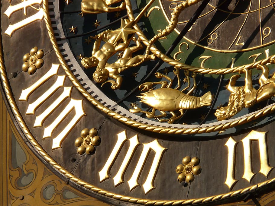 rellotge astronòmic, temps, temps, rellotge, temps, temps de, data, dia, mes, curs, zodiac, anell del zodíac, isaak habrecht, fases de la lluna, ulm, Ajuntament, horologia, rellotger, marcar, punter, temps indicatiu, temporades, macro, tancar, daurat, or, color daurat, vell, veure, Minuta, antiguitat, primer pla, luxe, cap gent, a l'interior, arquitectura, metall, ornamentat, estructura construïda, patró, decoració, riquesa, equips d’il·luminació, roman, edifici, llum solar, artesania, 2K