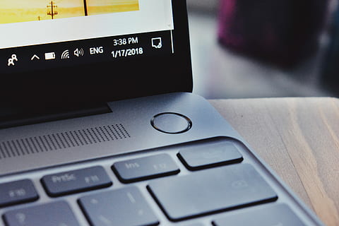 grå, sort, bærbar computer, Brun, træ-, overflade, bærbar, computer, skærm, tid, tastatur, teknologi, computerudstyr, trådløs teknologi, forbindelse, meddelelse, indendørs, computer tastatur, bord, tæt på, tekst, selektiv fokusering, forretning, ingen mennesker, internet, vestlige script, bærbar informationsenhed, computer netværk, trykknap, forbrugerisme, 5K, CC0, offentligt domæne, royaltyfrie