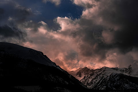silhouette, montagna, bianca, cielo, d'oro, ora, nube, nuvoloso, rosso, blu, la neve, picco, freddo, inverno, bellezza nella natura, scenics - natura, nuvola - cielo, catena montuosa, scena non urbana, nessuno, scena tranquilla, paesaggio, ambiente, natura, eruzione, geologia, la tranquillità, vulcano, energia, idilliaco, cartello, potere in natura, picco di montagna, montagna innevata, infausto, 8K, CC0, dominio pubblico, privo di copyright