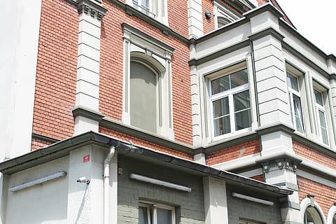 hjem, rød, vindue, gamle bygning, arkitektur, bygget struktur, bygning udvendig, lav vinkel visning, bygning, ingen mennesker, boligområde, dag, hus, udendørs, mursten, by, balkon, natur, skyfri himmel, gammel, himmel, hvid farve, tag, 4K, CC0, offentligt domæne, royaltyfrie