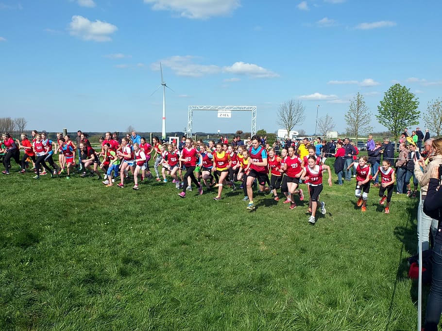 trotar, començar, inici en marxa, competició, esport, gent jove, jogging group, grup, junts, fora, multitud, grup de persones, gran grup de persones, persones reals, herba, camp, cel, dia, planta, homes, naturalesa, terra, color verd, dones, roba, esdeveniment, a l'aire lliure, de peu, banda de música, uniforme, 2K