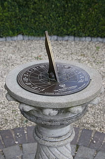 grå, Brun, solopkald, grøn, bladede, planter, solur, tid, ur, gammel, sten-, sol, dag, skygge, urskive, historie, antik, time, dekoration, sollys, symbol, årgang, historisk, skilt, minut, arkitektur, astronomi, tidsmåler, metal, tæt på, natur, ingen mennesker, gade, udendørs, høj vinkel visning, sti, by, brosten, fokus på forgrunden, mønster, vand, sikkerhed, springvand, tekst, 5K, CC0, offentligt domæne, royaltyfrie