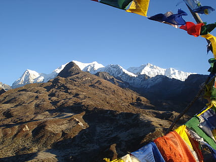 les montagnes, clair, ciel du jour, sikkim, Montagne, ciel, drapeaux, paysage, haute montagne, la nature, paysages - nature, chaîne de montagnes, beauté dans la nature, drapeau, journée, environnement, température froide, lumière du soleil, neige, montagne au sommet enneigé, hiver, en plein air, scène tranquille, ciel clair, bleu, sommet de la montagne, personne, 2K, CC0, domaine public, libre de droits