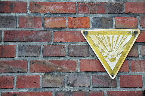 Wand, Schild, Explosion, Ziegelwand, Backstein, Wandbau - Funktion, die Architektur, gebaute Struktur, keine Leute, Muster, rot, Tag, Gelb, draußen, Kunst und Handwerk, Gebäudehülle, Graffiti, texturiert, gestalten, Nahansicht, Kreativität, braun, 4K, CC0, gemeinfrei, lizenzfrei