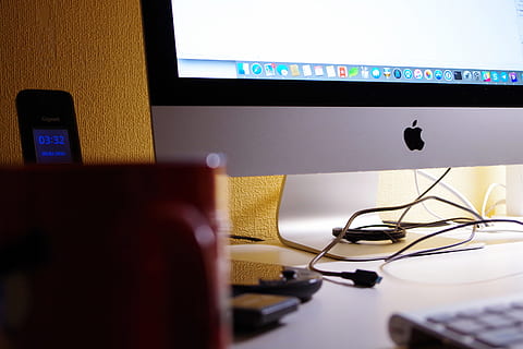 argint imac, întoarse, lângă, roșu, ceramică, ceașcă, calculator, birou, Electronică, imac, ecran, masa, tehnologie, echipamente de calcul, Monitorul computerului, conexiune, comunicare, mobila, Afaceri, calculatorul de birou, rețea de calculatoare, echipament, Internet, mouse-ul computerului, în interior, lucru, nici o persoana, tehnologia fără fir, tastatură, ecran plat, ecran cu cristale lichide, 2K, CC0, domeniu public, fără drepturi de autor