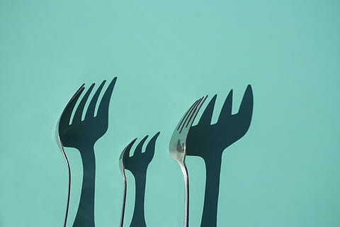 tre, grigio, forchette di metallo, getto, ombra, verde, superficie, forchette in acciaio inox, forchetta, blu, forma, luce, utensile da cucina, sfondo colorato, attrezzature domestiche, in casa, girato in studio, nessuno, natura morta, cucchiaio, metallo, sfondo blu, avvicinamento, copia spazio, legno - materiale, color argento, fianco a fianco, colore verde, acciaio, 5K, CC0, dominio pubblico, privo di copyright
