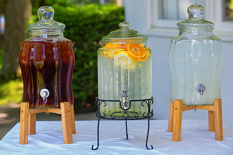 drei, klar, Getränkespender, oben, Tabelle, Eistee, Sommer-, Getränke, Limonade, Eis, Tee, kalt, Getränk, Zitrone, Glas, Obst, frisch, Erfrischung, erfrischend, cool, Flüssigkeit, Wasser, Zitrusfrüchte, nass, Flasche, keine Leute, Tag, Krug, draußen, Vorbereitung, Nahansicht, Frische, Container, Glas - Material, Essen und Trinken, Fokus auf den Vordergrund, Lebensmittel, Holz - Material, transparent, Variation, Stillleben, Wahl, 5K, CC0, gemeinfrei, lizenzfrei