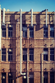 alto, fotografia ad angolo, costruzione, Marrone, calcestruzzo, edificio in mattoni, architettura, mattone, tubo, parete, finestra, esterno dell'edificio, struttura costruita, cielo, nessuno, giorno, quartiere residenziale, Inquadratura dal basso, cielo sereno, all'aperto, luce del sole, natura, vecchio, città, storia, il passato, appartamento, 4K, CC0, dominio pubblico, privo di copyright