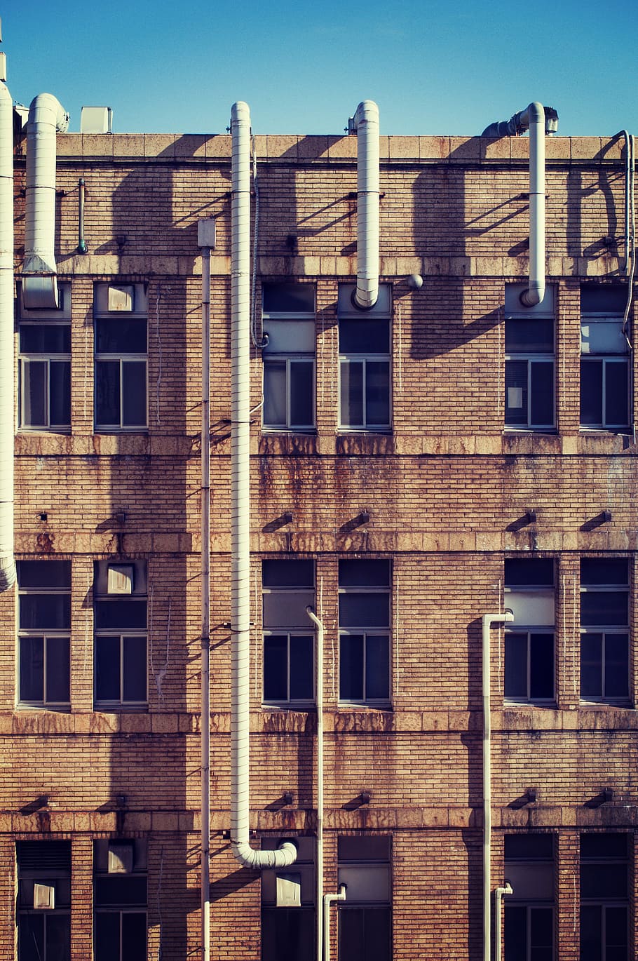 alto, fotografia ad angolo, costruzione, Marrone, calcestruzzo, edificio in mattoni, architettura, mattone, tubo, parete, finestra, esterno dell'edificio, struttura costruita, cielo, nessuno, giorno, quartiere residenziale, Inquadratura dal basso, cielo sereno, all'aperto, luce del sole, natura, vecchio, città, storia, il passato, appartamento, 4K