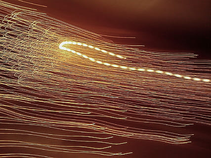 llum, llums, moviment, càlid, llum càlida, llum daurada, abstracció, filferro brillant, pluja lleugera, resum, fons, patró, tecnologia, moviment borrós, espai, il·luminat, exposició llarga, velocitat, brillant, cap gent, sender lleuger, nit, llum - fenomen natural, cultura i entreteniment artístic, cel, marc complet, pintura de llum, celebració, creativitat, naturalesa, complexitat, llana de filferro, 1080P, CC0, domini públic, lliure de regalies