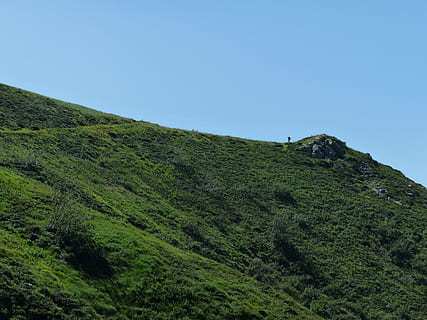 poutník, Backpackers, batohem, denní výlet, člověk, osoba, sama, na cestách, túra, hory, hora, travnatý svah, stezka, námořní alpy, gta, grande traversata delle alpi, stezka na dlouhé vzdálenosti, vysokohorský, monte pianard, Příroda, krajina, zelená barva, kopec, scén, venku, nebe, letní, čisté nebe, svěží zeleň, krása v přírodě, klid, rostlina, scenics - příroda, nikdo, klidné scény, nízký úhel pohledu, mimoměstské scény, přistát, životní prostředí, den, růst, strom, horský vrchol, 4K, CC0, veřejná doména, bez autorských práv