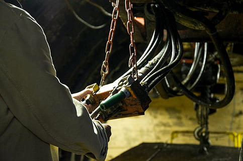 person, bedrift, sort, kabler, lænke, mine, underjordisk, maskine, mørk, hydraulisk, minearbejdere, mekaniker, en person, arbejder, indendørs, industri, beskæftigelse, hånd, menneskelig kropsdel, menneskelig hånd, voksen, værksted, making, fokus på forgrunden, maskineri, forretning, fabrik, dygtighed, tekstil, ekspertise, 4K, CC0, offentligt domæne, royaltyfrie