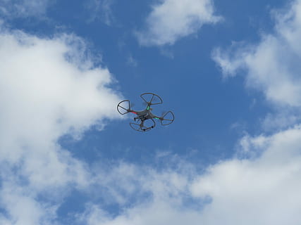 volante, grigio, fuco, blu, cielo, giorno, droni, volare, volo, i droni, volare droni, mini drone, Inquadratura dal basso, nuvola - cielo, mezz'aria, natura, all'aperto, sport, nessuno, attività di svago, forma, pallacanestro - sport, forma geometrica, cerchio, movimento, canestro, luce del sole, sfera, direttamente sotto, 4K, CC0, dominio pubblico, privo di copyright