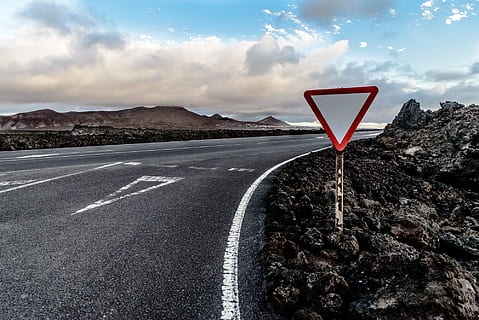 rød, hvid, vejskiltning, vej, udbytte, junction, sammenløbet, Lanzarote, el golfo, himmel, transportmidler, sky - himmel, skilt, natur, ingen mennesker, retning, bjerg, vejen frem, vejskilt, dag, skønhed i naturen, udendørs, symbol, rejse, meddelelse, scenics - natur, miljø, ro, 1080P, CC0, offentligt domæne, royaltyfrie