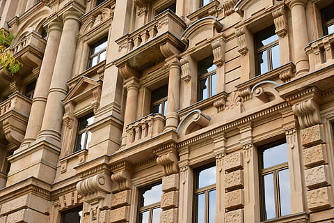 Basso, foto ad angolo, Marrone, dipinto, alto, edificio, edificio marrone cemento, architettura, costruzione, finestra, colonna, Casa, struttura, pietra, città, ornato, abbronzatura, classico, Hotel, vivente, Inquadratura dal basso, struttura costruita, esterno dell'edificio, nessuno, fotogramma intero, sfondi, giorno, storia, il passato, modello, fianco a fianco, caratteristica architettonica, all'aperto, quartiere residenziale, balcone, colonna architettonica, stile classico, appartamento, lusso, 5K, CC0, dominio pubblico, privo di copyright