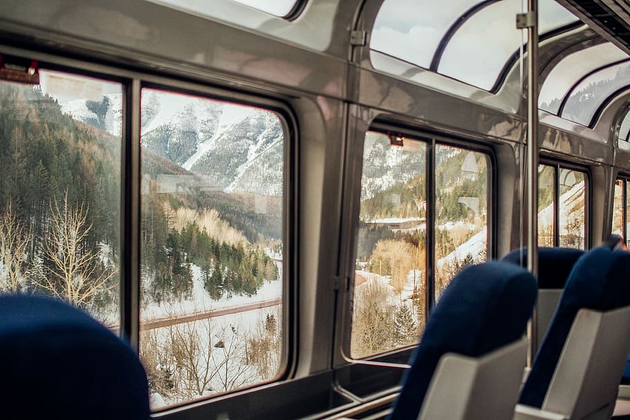foto, blanc, verd, muntanya, envoltat, marró, arbres, cadires de tren buides, tren, finestra del tren, seient de la finestra, finestra, viatjar, aventura, explorar, escènic, ferrocarril, seient, cadira, transport, viatge, passeig, hivern, arbre, manera de transport, vidre - material, interior del vehicle, transparent, planta, transport públic, transport per ferrocarril, dia, naturalesa, bosc, tren - vehicle, a l'interior, 4K