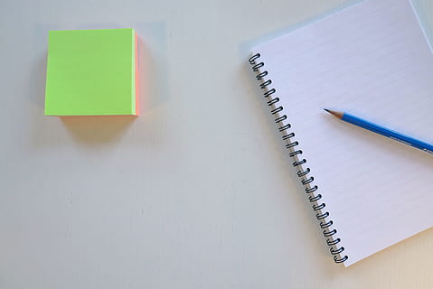 Sticky note, klæbrig, Bemærk, papir, notesbog, blyant, arbejde, skrivebord, kontor, note pad, uddannelse, indendørs, selvklæbende notat, kopiere plads, Bestil, spiral notesbog, ingen mennesker, pen, påmindelse, bord, offentliggørelse, læring, Kontorforsyning, skriveinstrument, blank, stilleben, skoleartikler, studere, 2K, CC0, offentligt domæne, royaltyfrie