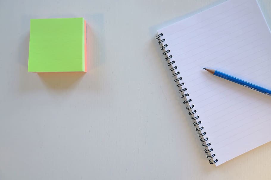 nota adesiva, appiccicoso, Nota, carta, taccuino, matita, lavoro, scrivania, ufficio, bloc notes, formazione scolastica, in casa, copia spazio, libro, quaderno a spirale, nessuno, penna, promemoria, tavolo, pubblicazione, apprendimento, forniture per ufficio, strumento di scrittura, vuoto, natura morta, materiale scolastico, studiando, 2K