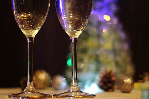 două sticle de șampanie, sticle de sampanie, celebrare, Crăciun, alcool, pahar de băut, băutură, Șampanie, vin, decor, petrecere - eveniment social, pahar de vin, noapte, masa, vacanţă, nici o persoana, mancare si bautura, sticlă, gustare, să se concentreze asupra primelor elemente, a închide, echipamente de uz casnic, prospeţime, sticlă - material, iluminat, natură moartă, în interior, sticlă de șampanie, 1080P, CC0, domeniu public, fără drepturi de autor