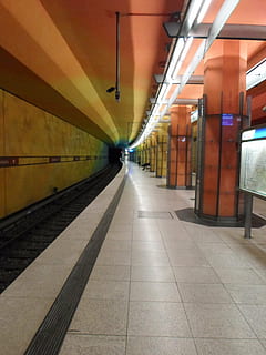 metro, München, platform, arkitektur, vejen frem, retning, belyst, transportmidler, gulve, offentlig transport, bygget struktur, jernbanetransport, tom, indendørs, loft, flise, undergrundsbane, faldende perspektiv, flisebelagt gulv, belysningsudstyr, metrostation, ingen mennesker, spore, arkitektoniske kolonne, lys, underjordiske gangbro, metrostationen, 4K, CC0, offentligt domæne, royaltyfrie