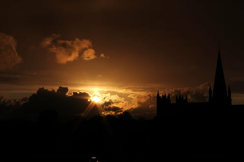 tramonto, cielo, sole, crepuscolo, arancia, orizzonte, Chiesa, sera, luce del sole, architettura, nuvola - cielo, silhouette, struttura costruita, esterno dell'edificio, costruzione, religione, natura, Torre, spiritualità, bellezza nella natura, credenza, nessuno, destinazioni di viaggio, luogo di culto, città, all'aperto, buio, grattacielo, 2K, CC0, dominio pubblico, privo di copyright