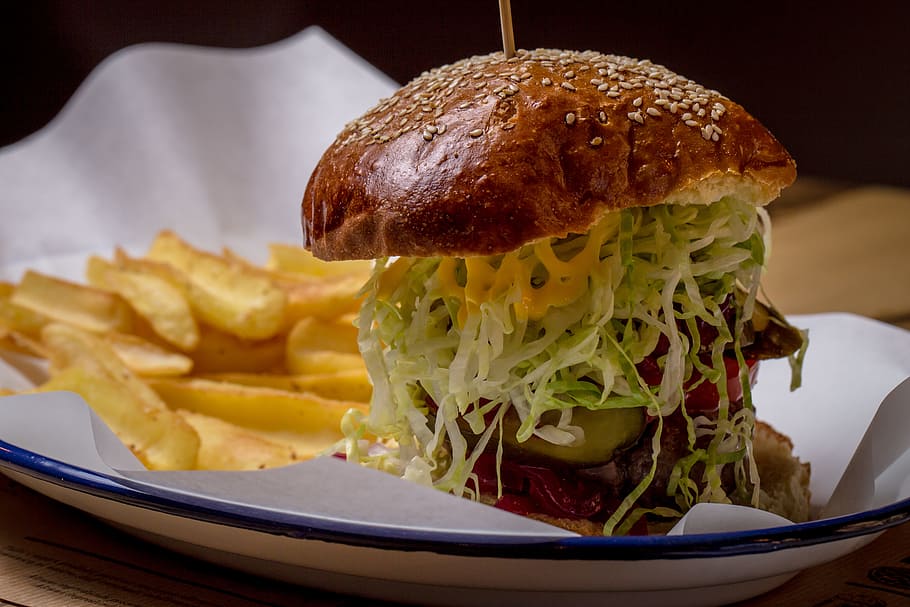 pâine, alimente, farfurie, legume, estompa, Burger, brânză, cheeseburger, a închide, delicios, adancimea terenului, fast food, concentra, alimente fotografice, cartofi prăjiți, hamburger, salată verde, masă, seminte de susan, gustos, yummy, mâncări nesănătoase, gata să mănânce, cartofi pregătiți, mancare si bautura, cartof, sandwich, prospeţime, prăjit, în interior, să se concentreze asupra primelor elemente, prajit, nici o persoana, gustare, scoate hrana, fast food cartofi prajiti, ispită, 5K