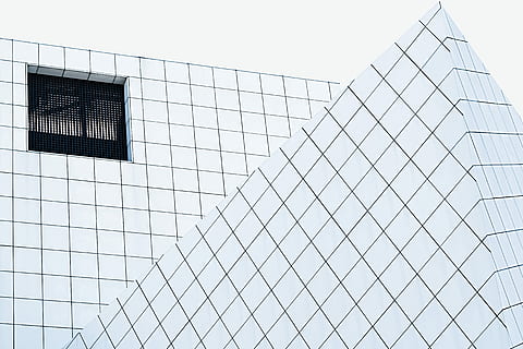 blanc, negre, arquitectònic, diagrama de construcció, gràfic, il·lustració de forma, modern, arquitectura, finestra, façana, exterior, quadrícula, punt, edifici, centre de la ciutat, urbà, ciutat, fama, sala, rock, estructura construïda, vista d’angle baix, exterior de l'edifici, patró, cap gent, cel, forma geomètrica, tanca, forma, dia, disseny, vidre - material, cel clar, límit, naturalesa, metall, a l'aire lliure, resum, exterior d’edifici d’oficines, compost digital, acer, 5K, CC0, domini públic, lliure de regalies