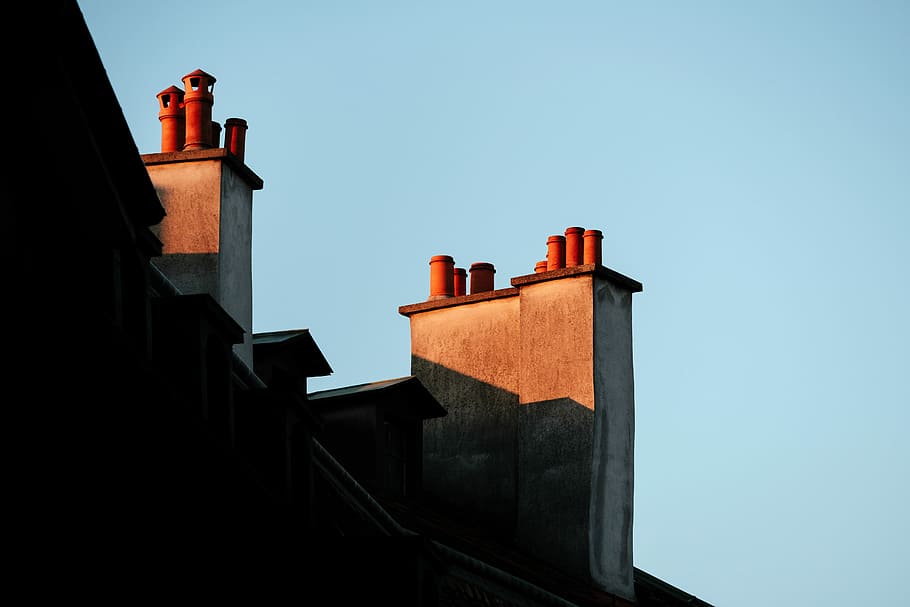 niedrig, Winkel Foto, Gebäude, Flachwinkelaufnahmen, Kamin, Himmel, Sonnenuntergang, die Architektur, Dach, alte Stadt, Detail, architektonisch, Minimalismus, minimal, Sonnenaufgang, Schweiz, Genf, klarer Himmel, gebaute Struktur, Gebäudehülle, kopieren sie platz, keine Leute, Tag, Flachwinkelansicht, Natur, draußen, rot, Blau, Sonnenlicht, Fabrik, Schornstein, Industrie, 5K