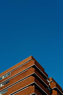 fotografia, Marrone, calcestruzzo, alto, edificio, alto edificio, architettura, struttura costruita, esterno dell'edificio, cielo, industria di costruzioni, blu, mattone, finestra, moderno, nessuno, Inquadratura dal basso, cielo sereno, costruzione, copia spazio, natura, giorno, luce del sole, tetto, modello, all'aperto, sezione alta, città, tegola, 2K, CC0, dominio pubblico, privo di copyright
