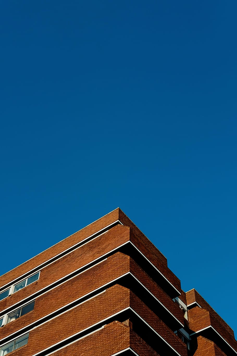 fotografia, Marrone, calcestruzzo, alto, edificio, alto edificio, architettura, struttura costruita, esterno dell'edificio, cielo, industria di costruzioni, blu, mattone, finestra, moderno, nessuno, Inquadratura dal basso, cielo sereno, costruzione, copia spazio, natura, giorno, luce del sole, tetto, modello, all'aperto, sezione alta, città, tegola, 2K