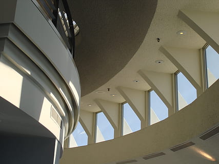 calgary, torre, torre, edifici, interior, Calgary, torre, edifici, arquitectura, llum, centre de la ciutat, modern, alberta, Canadà, corporatiu, referència, estructura construïda, vista d’angle baix, exterior de l'edifici, cap gent, finestra, sostre, dia, característica arquitectònica, cel, barana, funció de construcció de parets, llum solar, escala, a l'aire lliure, vidre - material, naturalesa, claraboia, columna arquitectònica, luxe, directament a sota, 2K, CC0, domini públic, lliure de regalies