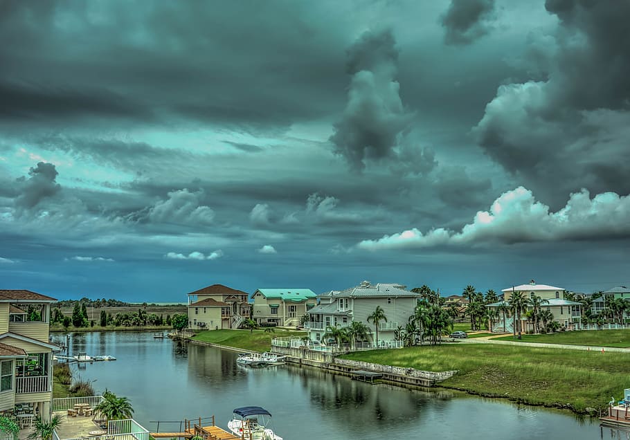 tempesta, núvols, florida, temps, tempesta, núvols, pluja, naturalesa, cel, paisatge, fosc, dramàtica, núvol, ennuvolat, medi ambient, temporada, aigua, tempestuós, cloudscape, vista, escena, núvol - cel, núvol de tempesta, cel dramàtic, arquitectura, estructura construïda, exterior de l'edifici, edifici, bellesa a la natura, casa, barri residencial, ciutat, cap gent, a l'aire lliure, clima extrem, ominós, poder a la natura, pluja torrencial, 5K