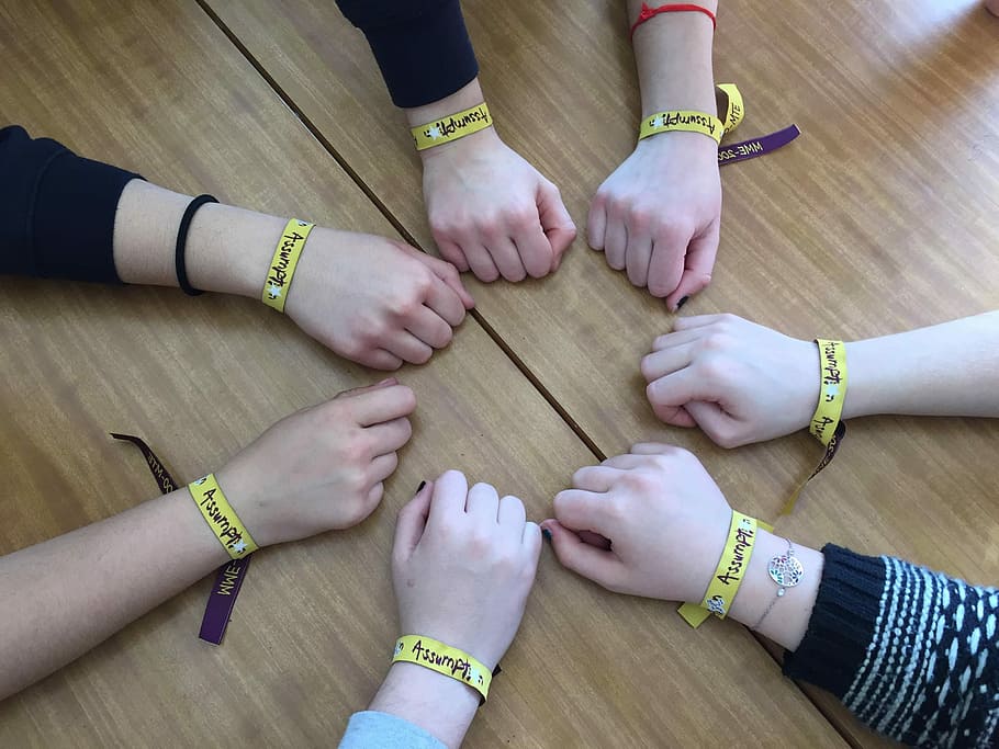 armbånd, hænder, manchetter, menneskelig kropsdel, samvær, mennesker, enhed, venskab, fest, menneskelig hånd, hånd, indendørs, bord, gruppe af mennesker, samarbejde, træ - materiale, bonding, høj vinkel visning, voksen, kropsdel, Kvinder, finger, 2K