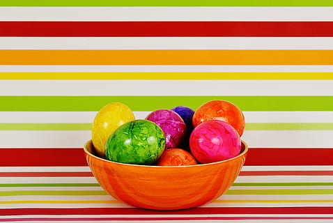 Schüssel, Ei Dekor in verschiedenen Farben, Ei, Ostereier, bunt, Frohe Ostern, farbig, bunte Eier, Farbe, Dekoration, Ostern, gekochte Eier, gefärbte Eier, gefärbte Ostereier, mehrfarbig, Lebensmittel, Essen und Trinken, gestreift, Apfel - Frucht, Obst, gesundes Essen, grüne Farbe, Variation, rot, Wohlbefinden, keine Leute, Stillleben, lebendige Farbe, Frische, Gruppe von Objekten, Wahl, drinnen, Tischdecke, Snack, Orange, 4K, CC0, gemeinfrei, lizenzfrei