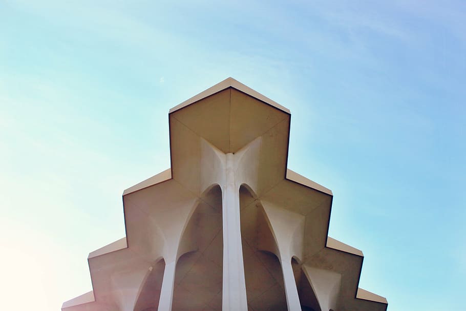 beix, arquitectura, blau, cel, edifici, infraestructura, sostre, vista d’angle baix, cap gent, estructura construïda, naturalesa, exterior de l'edifici, dia, a l'aire lliure, forma, núvol - cel, religió, modern, creença, forma geomètrica, cultura i entreteniment artístic, ciutat, 4K