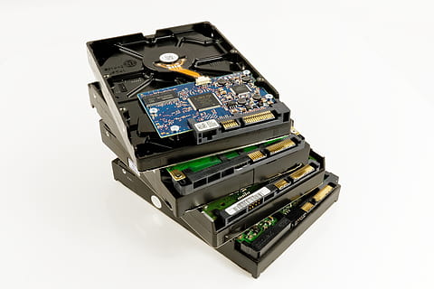 neljä mustaa hdd: tä, muisti, tallennusväline, kovalevy, hdd, tekniikka, digitaalinen, tietokone, jäljittää, SMD, siru, puolijohde, pii, elektroniikka, elektroniker, studio ammuttu, valkoinen tausta, leikata, sisällä, asetelma, ei ihmisiä, yhteys, korkea kulma, lähikuva, elektroniikkateollisuus, langaton tekniikka, valokuvauksen teemat, musta väri, viestintä, kamera - valokuvauslaitteet, kopiointitila, valokuvauslaitteet, tietokonelaitteisto, digitaalikamera, 2K, CC0, public domain, rojaltivapaa