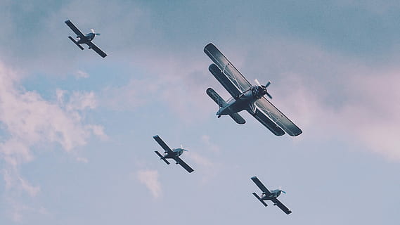 quattro, aerei a elica, medio, aria, giorno, quattro aerei che volano, spettacolo aereo, aereo, cielo, ala, veicolo aereo, volante, modo di trasporto, mezzi di trasporto, nuvola - cielo, in movimento, natura, movimento, mezz'aria, Inquadratura dal basso, nessuno, gruppo di oggetti, viaggio, militare, all'aperto, cooperazione, lavoro di squadra, industria aerospaziale, acrobatica aerea, 4K, CC0, dominio pubblico, privo di copyright
