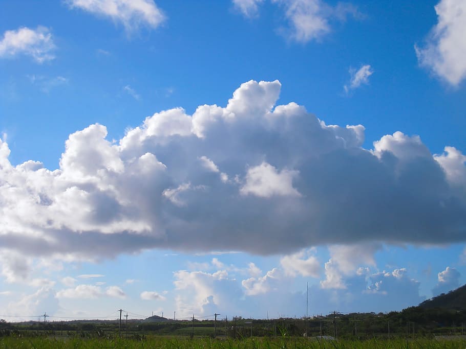 dynamisch, Wolke, Wind, blauer Himmel, Himmel, Weiß, Blau, grau, Ishigaki-Insel, Okinawa, abgelegene Inseln, Südinsel, Japan, wolke - himmel, Natur, szenen, Landschaft, Schönheit in der Natur, Umgebung, Szenen - Natur, ruhige Szene, Ruhe, keine Leute, Tag, Feld, Land, Nicht-städtische Szene, Pflanze, draußen, Gras, Horizont über Land, Sonnenlicht, 2K