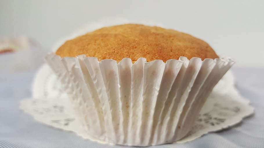 Muffins, Küche, Backen, Dessert, weiße Farbe, Essen und Trinken, einzelnes Objekt, Nahansicht, keine Leute, weißer Hintergrund, Süßes Essen, Süss, Cupcake, Kuchen, Lebensmittel, drinnen, Cupcake-Halter, Frische, Fokus auf den Vordergrund, Genuss, selektiver Fokus, fertig für den Verzehr, Teller, Papier-, Stillleben, Versuchung, Muffin, Snack, 5K
