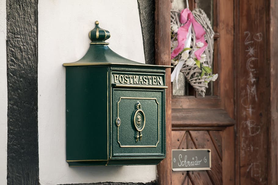 Briefkasten, Post, Brief, Kisten, Grün Gold, Briefkästen, Grün, Gold, Schmiedekunst, alt, Metall, Eingang, Box, Fachwerk, fachwerkhaus, Kommunikation, Deutschland, altmodisch, Holz - Material, Tür, Antiquität, Architektur und Gebäude, keine Leute, Retro-Stil, die Architektur, öffentliches Postfach, Tag, Gebäudehülle, Wandbau - Funktion, Text, Nahansicht, westliche Schrift, Nummer, Skript, nicht-westliche Schrift, drinnen, hängend, gebaute Struktur, Telefon, 5K
